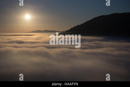 Luna e la nebbia di mattina con la montagna a Khao Kho, Phetchabun, Thailandia Foto Stock