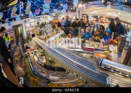 I visitatori della città di New York Museo di transito in Grand Central Terminal di New York di Domenica, 20 novembre 2016 godetevi la quindicesima Holiday Train Show. Lionel i treni partono e arrivano al Grand Central Terminal e viaggi intorno a New York in miniatura mostra che corre fino al 26 febbraio 2017. (© Richard B. Levine) Foto Stock