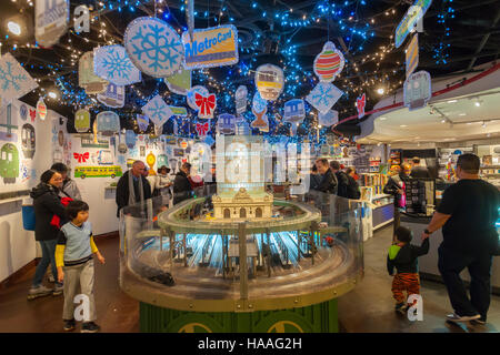 I visitatori della città di New York Museo di transito in Grand Central Terminal di New York di Domenica, 20 novembre 2016 godetevi la quindicesima Holiday Train Show. Lionel i treni partono e arrivano al Grand Central Terminal e viaggi intorno a New York in miniatura mostra che corre fino al 26 febbraio 2017. (© Richard B. Levine) Foto Stock