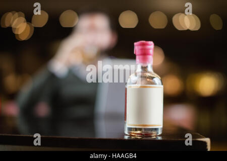 Piccola bottiglia di liquore sul tavolo Foto Stock