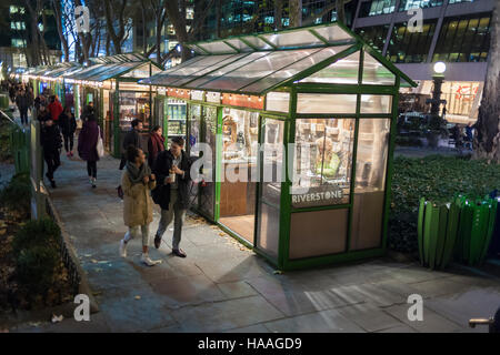 I visitatori della vacanza negozi di Bank of America inverno villaggio in Bryant Park di New York Martedì, Novembre 22, 2016. Oltre 125 chioschi di vendita di alimenti, decorativo beni e gioielli sarà aperta fino al 2 gennaio 2017. (© Richard B. Levine) Foto Stock