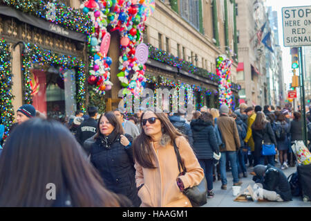 La folla degli acquirenti di fronte alla vacanza di decorazioni su Saks Fifth Avenue nel centro di Manhattan a New York Domenica, 27 novembre 2016. La National Retail Federation ha riferito che il 43,8% dei consumatori acquisti online durante la quattro giorni di fine settimana. (© Richard B. Levine) Foto Stock