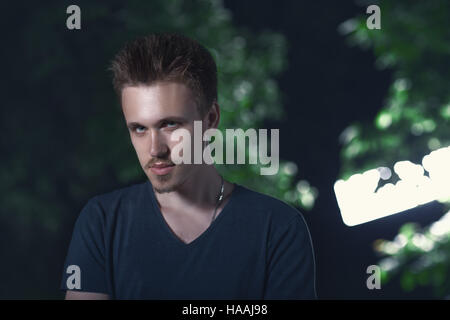 L uomo nella foresta di notte Foto Stock