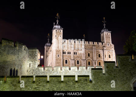 Torre di Londra - Parte degli storici palazzi reali, scatola dei gioielli della Corona mostrato durante la notte. London, England, Regno Unito Foto Stock