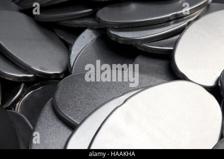 Background Industriale. Close up di metallo parti di automobili in un magazzino. Pila di nuovo e splendente di coperchi in acciaio in fabbrica. Foto Stock