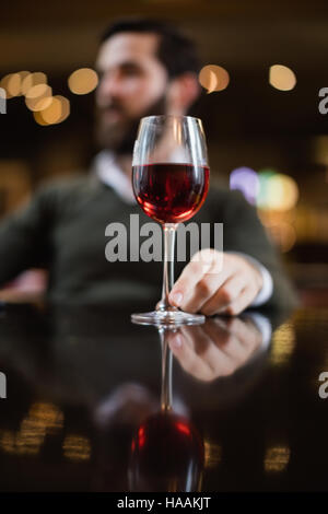Un bicchiere di vino sul tavolo Foto Stock