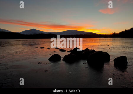 Il tramonto dalla riva del Loch Morlich Foto Stock