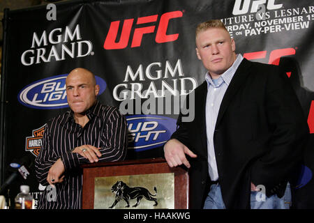 Randy Couture, sinistra e Brock Lesnar all'UFC 91conferenza stampa al MGM Grand Hotel il 13 novembre 2008 a Las Vegas, NV. Francesco Specker Foto Stock