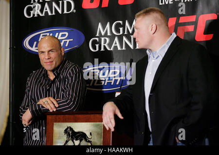 Randy Couture, sinistra e Brock Lesnar all'UFC 91conferenza stampa al MGM Grand Hotel il 13 novembre 2008 a Las Vegas, NV. Francesco Specker Foto Stock