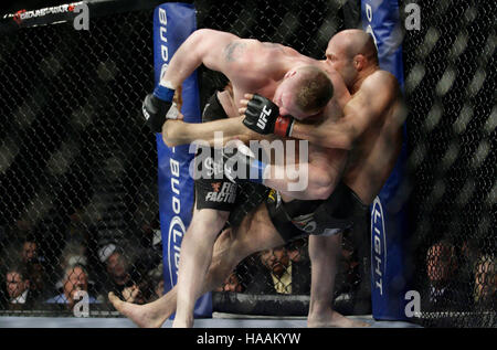 Brock Lesnar, sinistra, combatte Randy Couture a UFC 91a MGM Grand Garden Arena il 15 novembre 2008 a Las Vegas, NV. Francesco Specker Foto Stock