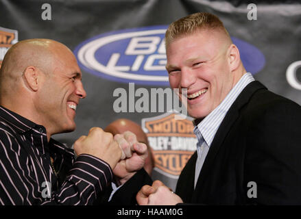 Randy Couture, sinistra e Brock Lesnar all'UFC 91conferenza stampa al MGM Grand Hotel il 13 novembre 2008 a Las Vegas, NV. Francesco Specker Foto Stock