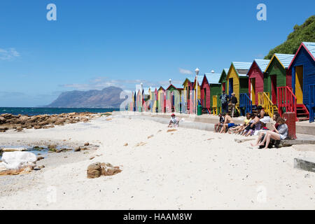 Pittoresca spiaggia di capanne a St James beach, Muizenberg, Cape Peninsula, Cape Town, Sud Africa Foto Stock