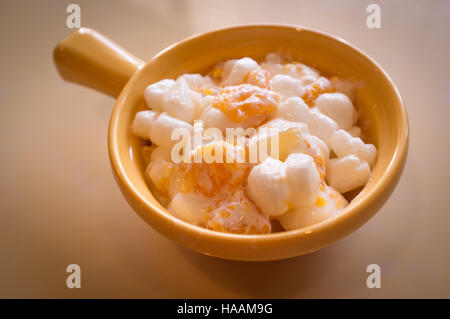 Ambrosia cremosa con insalata di marshmallows ananas e mandarini arance Foto Stock