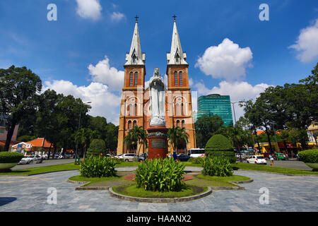 Statua della Vergine Maria nella cattedrale di Notre Dame Basilica di Saigon, Città di Ho Chi Minh (Saigon), Vietnam Foto Stock