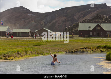 Ragazzo giocando a Landmannalaugar Foto Stock