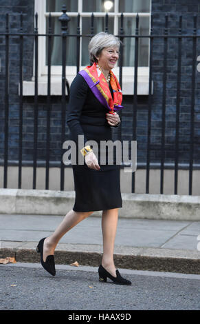 Il primo ministro Theresa Maggio passeggiate per accogliere il Primo Ministro polacco Beata Szydlo (non mostrato) a 10 Downing Street, Londra, davanti a una riunione al vertice. Foto Stock