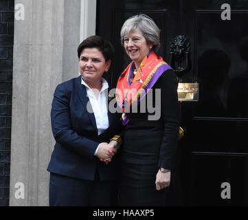 Il primo ministro Theresa Maggio accoglie con favore il Primo Ministro polacco Beata Szydlo a 10 Downing Street, Londra, davanti a una riunione al vertice. Foto Stock