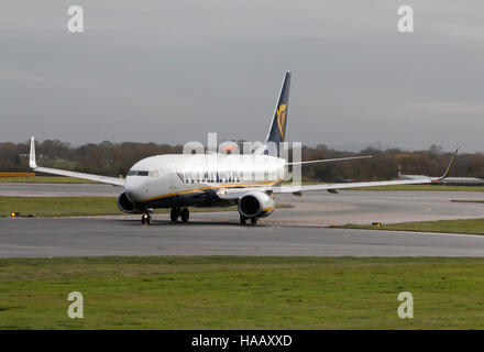 Ryanair Boeing 737-8come corpo stretto piano passeggero (EI-EVD) rullaggio sull'Aeroporto Internazionale di Manchester asfalto. Foto Stock