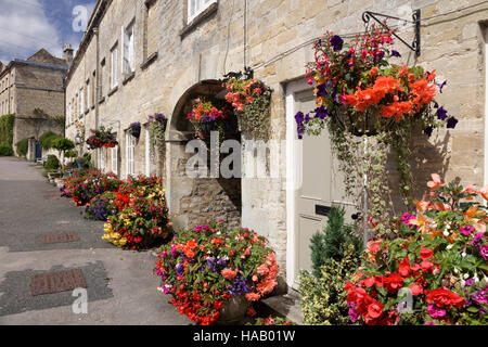 Cecily Hill è una fila di pietre di Cotswold case a schiera a Cirencester famoso per le sue composizioni floreali ogni estate Foto Stock