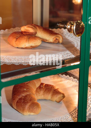 Cornetti freschi per la colazione continentale all'interno della vetrina Foto Stock