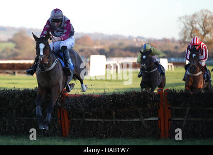 Che sta andando Sting cavalcato da fantino Robert Hawker cancella l'ultimo prima del campo per vincere la Oyster comunicazioni Fantini condizionale' Handicap Hurdle a Ludlow Racecourse. Foto Stock