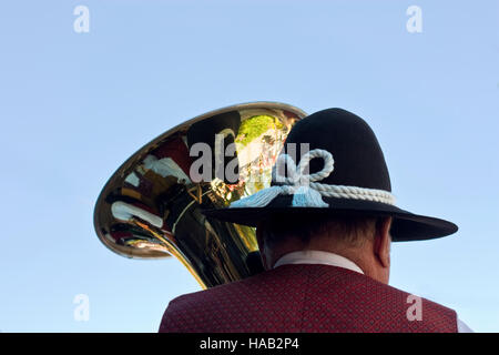 L'uomo con il cappello la riproduzione di tuba nella banda tradizionale con cielo blu Foto Stock