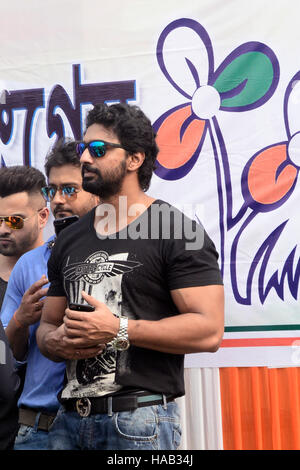 Kolkata, India. 28 Nov, 2016. TMC MP e attore di cinema Dev durante il rally in Kolkata. Nella leadership del Chief Minister Mamata Banerjee Trinamool Congress leader, lakh dei tifosi di prendere parte a una marcia di protesta dal College Street alla spianata per protestare contro i recenti la demonetizzazione di banconota. Il primo ministro Narendra modi nel suo indirizzo di televisione su Novembre 08, 2016 ha annunciato la demonetizzazione di Rs. 500 e Rs. Banca 1000 nota anche se il paese". Credito: Saikat Paolo/Pacific Press/Alamy Live News Foto Stock