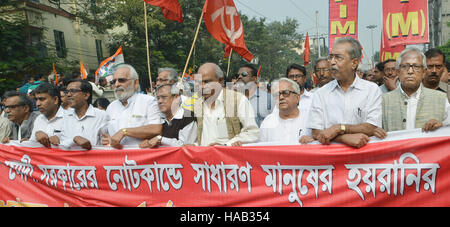 Kolkata, India. 28 Nov, 2016. Tutti i partiti di sinistra i leader hanno preso parte in segno di protesta al rally Moulali, centro di Calcutta per protestare contro la demonetizzazione. Lo stato ampia 12 ore Hartal o strike chiamato dai partiti di sinistra per protestare contro la demonetizzazione non è riuscita a evocare la risposta molto dalla gente. Governo e trasporto privato sono adibite per strada e i mercati sono rimasti aperti in tutto il Bengala Occidentale. © Saikat Paolo/Pacific Press/Alamy Live News Foto Stock