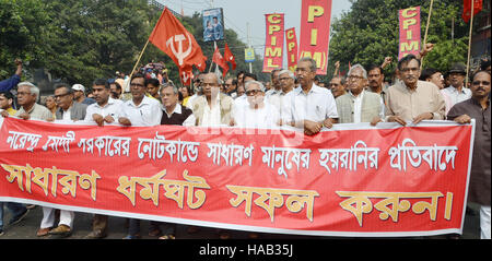 Kolkata, India. 28 Nov, 2016. Tutti i partiti di sinistra i leader hanno preso parte in segno di protesta al rally Moulali, centro di Calcutta per protestare contro la demonetizzazione. Lo stato ampia 12 ore Hartal o strike chiamato dai partiti di sinistra per protestare contro la demonetizzazione non è riuscita a evocare la risposta molto dalla gente. Governo e trasporto privato sono adibite per strada e i mercati sono rimasti aperti in tutto il Bengala Occidentale. © Saikat Paolo/Pacific Press/Alamy Live News Foto Stock