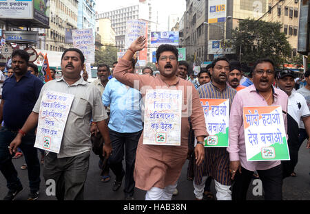 Kolkata, India. 28 Nov, 2016. Attivista TMC prendere parte al rally con targhetta poster che protestavano contro la demonitization. Nella leadership del Chief Minister Mamata Banerjee Trinamool Congress leader, lakh dei tifosi di prendere parte a una marcia di protesta dal College Street alla spianata per protestare contro i recenti la demonetizzazione di banconota. Il primo ministro Narendra modi nel suo indirizzo di televisione su Novembre 08, 2016 ha annunciato la demonetizzazione di Rs. 500 e Rs. Banca 1000 nota anche se il paese". Credito: Saikat Paolo/Pacific Press/Alamy Live News Foto Stock