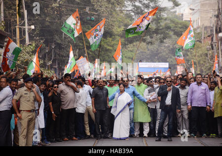 Kolkata, India. 28 Nov, 2016. Chief Minister Mamata Banerjee piombo lei sostenitore al rally di protesta contro il governo dell'Unione in Kolkata. Nella leadership del Chief Minister Mamata Banerjee Trinamool Congress leader, lakh dei tifosi di prendere parte a una marcia di protesta dal College Street alla spianata per protestare contro i recenti la demonetizzazione di banconota. Il primo ministro Narendra modi nel suo indirizzo di televisione su Novembre 08, 2016 ha annunciato la demonetizzazione di Rs. 500 e Rs. Banca 1000 nota anche se il paese". Credito: Saikat Paolo/Pacific Press/Alamy Live News Foto Stock