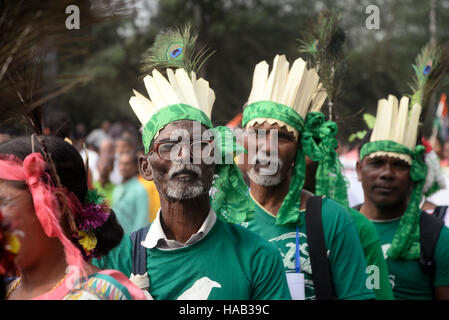 Kolkata, India. 28 Nov, 2016. Le popolazioni tribali unirsi a questo rally nei loro costumi tradizionali. Nella leadership del Chief Minister Mamata Banerjee Trinamool Congress leader, lakh dei tifosi di prendere parte a una marcia di protesta dal College Street alla spianata per protestare contro i recenti la demonetizzazione di banconota. Il primo ministro Narendra modi nel suo indirizzo di televisione su Novembre 08, 2016 ha annunciato la demonetizzazione di Rs. 500 e Rs. Banca 1000 nota anche se il paese". Credito: Saikat Paolo/Pacific Press/Alamy Live News Foto Stock