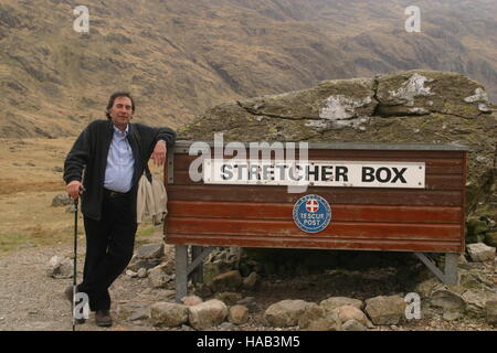 Fotografo Jonathan Player su Sty testa passano nel distretto del lago. Si tratta di passare tra Scafell Pike e grande timpano. Tra Wasdale e Silverdale. Foto Stock