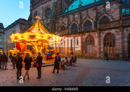 Giostra al tramonto nel centro di Strasburgo, strada del vino, Alsace Francia Europa Foto Stock