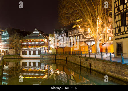 Quartiere Petite France di notte si riflette nelle acque del fiume Ill, Alsace Francia Foto Stock