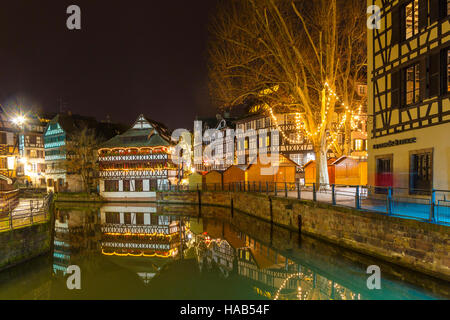 Quartiere Petite France di notte si riflette nelle acque del fiume Ill, Alsace Francia Foto Stock