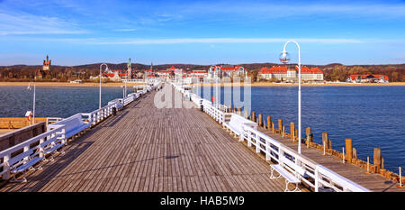 Vista dal molo sulla bellissima architettura di Sopot, Polonia. Foto Stock