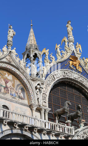 Basilica di San Marco con il grande leone alato simbolo della città di Venezia e la Serenissima Repubblica in Italia Foto Stock