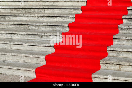 Elegante tappeto rosso lungo sui gradini larghi di edificio storico Foto Stock