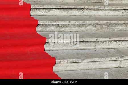 Elegante tappeto rosso lungo sui gradini larghi di edificio storico Foto Stock