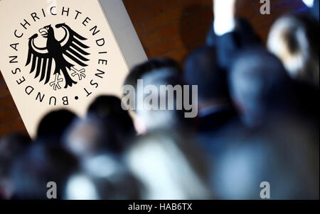 Berlino, Germania. 28 Nov, 2016. Il logo del German Federal Intelligence Agency (BND) è raffigurato al sessantesimo anniversario della fondazione del BND a Berlino, Germania, 28 novembre 2016. Foto: Hannibal Hanschke/Piscina/dpa/Alamy Live News Foto Stock