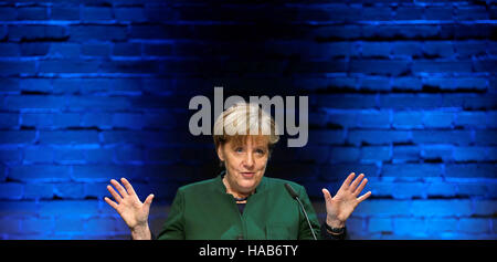 Berlino, Germania. 28 Nov, 2016. Il cancelliere tedesco Angela Merkel (CDU) dà un discorso presso il sessantesimo anniversario della fondazione del tedesco dei servizi di intelligence (BND) di Berlino, Germania, 28 novembre 2016. Foto: Hannibal Hanschke/Piscina/dpa/Alamy Live News Foto Stock