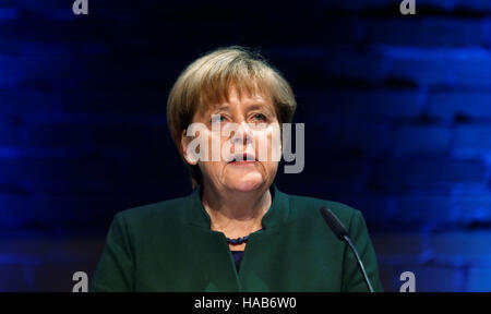 Berlino, Germania. 28 Nov, 2016. Il cancelliere tedesco Angela Merkel (CDU) dà un discorso presso il sessantesimo anniversario della fondazione del tedesco dei servizi di intelligence (BND) di Berlino, Germania, 28 novembre 2016. Foto: Hannibal Hanschke/Piscina/dpa/Alamy Live News Foto Stock