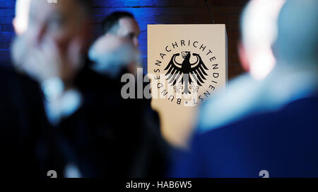 Berlino, Germania. 28 Nov, 2016. Il logo del German Federal Intelligence Agency (BND) è raffigurato al sessantesimo anniversario della fondazione del BND a Berlino, Germania, 28 novembre 2016. Foto: Hannibal Hanschke/Piscina/dpa/Alamy Live News Foto Stock