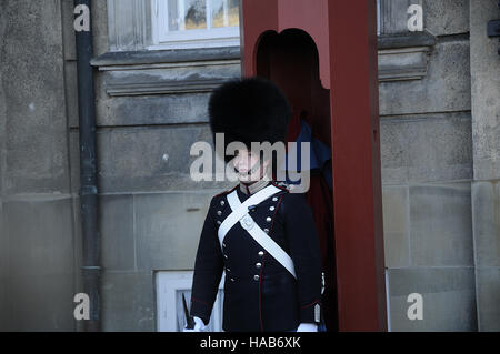 Copenhagen, Danimarca. 28 Nov, 2016. Copenaghen/Danimarca  28th. Novembre 2016 - Primo ministro danese Lars Lokke Rasmussen conduce il ministro auto in Palazzo Amalienborg per salutare H.M.la Regina Margrethe di Danimarca oggi il lunedì. Foto. Francesco Giuseppe decano/Deanpictures. Credito: Francesco Giuseppe decano/Deanpictures/Alamy Live News Foto Stock