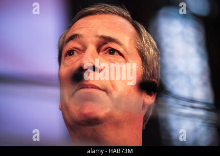 Westminster, Londra. 28 nov 2016 - In uscita leader UKIP Nigel Farage fa un discorso prima di congratularmi con il neo eletto Paolo Nuttall chi viene eletto come nuovo UKIP leader del partito. Il UKIP Presidente Paolo quercino annuncia i risultati dell'UKIP elezione di Leadership nel centro Emmanuele, Westminster. Credito: Dinendra Haria/Alamy Live News Foto Stock