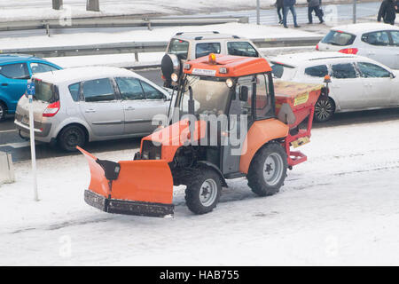 Gdansk, Polonia 28 novembre 2016 spazzaneve al lavoro è visto. La nevicata hits Danzica e tutti Polonia settentrionale. Meteorologi predire nevicata e basse temperature durante i prossimi giorni. Credito: Michal Fludra/Alamy Live News Foto Stock