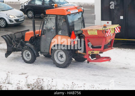 Gdansk, Polonia 28 novembre 2016 spazzaneve al lavoro è visto. La nevicata hits Danzica e tutti Polonia settentrionale. Meteorologi predire nevicata e basse temperature durante i prossimi giorni. Credito: Michal Fludra/Alamy Live News Foto Stock