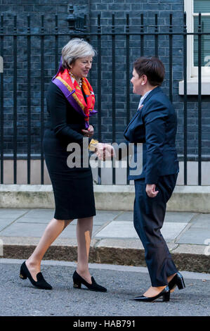 Londra, Regno Unito. Il 28 novembre 2016. Il primo ministro Theresa Maggio incontra il Primo Ministro polacco Beata Szydlo a Downing Street per un vertice storico progettato per rafforzare il rapporto tra il Regno Unito e la Polonia come la Gran Bretagna si prepara a lasciare l'UE. Il Regno Unito e la Polonia vertice bilaterale riunisce entrambi i Primi Ministri lungo con un certo numero di loro senior ministri, tra cui il Cancelliere e la politica estera e di difesa ai Segretari per la prima riunione del suo genere. Credito: Stephen Chung / Alamy Live News Foto Stock