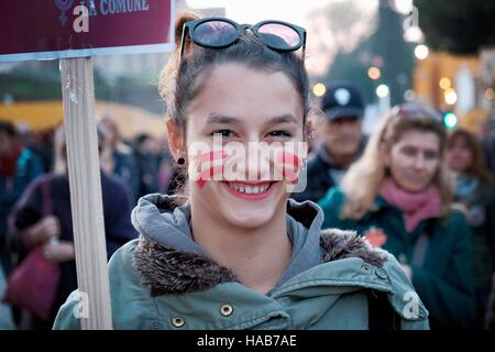 Roma, Italia. 27 Novembre, 2016. Manifestazione nazionale " Non una di meno - non uno di meno" per protestare contro la violenza maschile contro le donne a Roma. In Italia, dall'inizio dell'anno, decine di donne sono state assassinate da mani maschili. Roma, Italia, 27/11/2016 il Credito Credito: Danilo Balducci/Sintesi/Alamy Live News Foto Stock